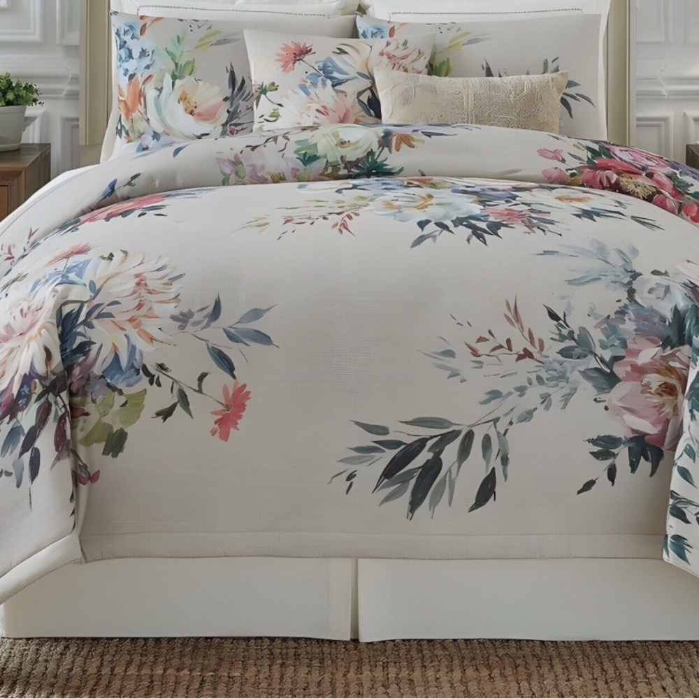 Southern Living Cream Comforter with Elegant Floral Design